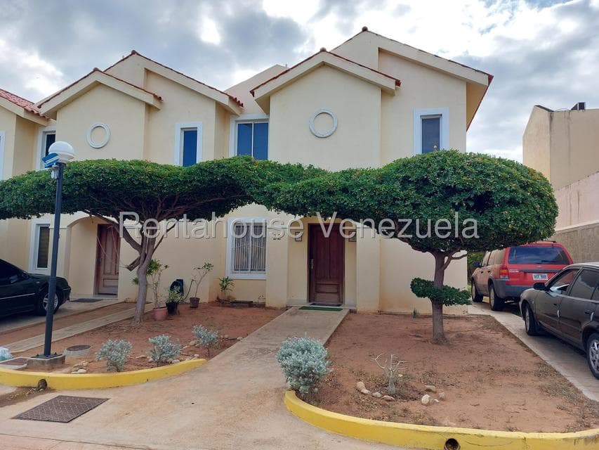Corner Townhouse for Sale on Avenida Milagro Norte, Zulia