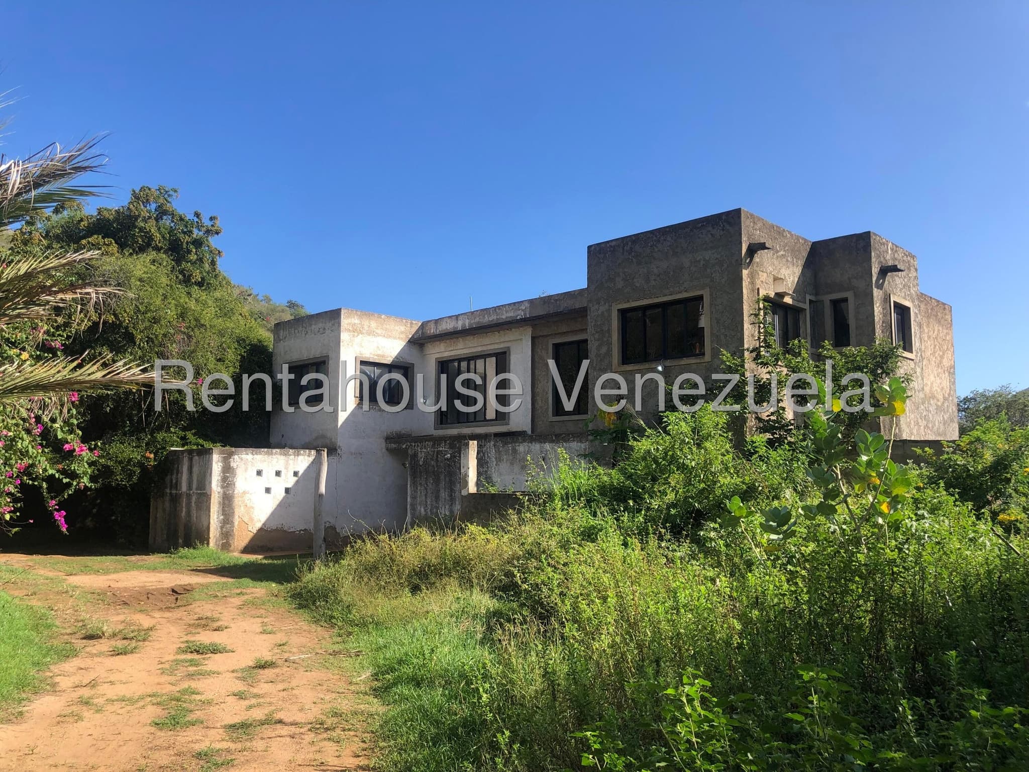 Two-Story Townhouse for Sale near the Beach in Nueva Esparta