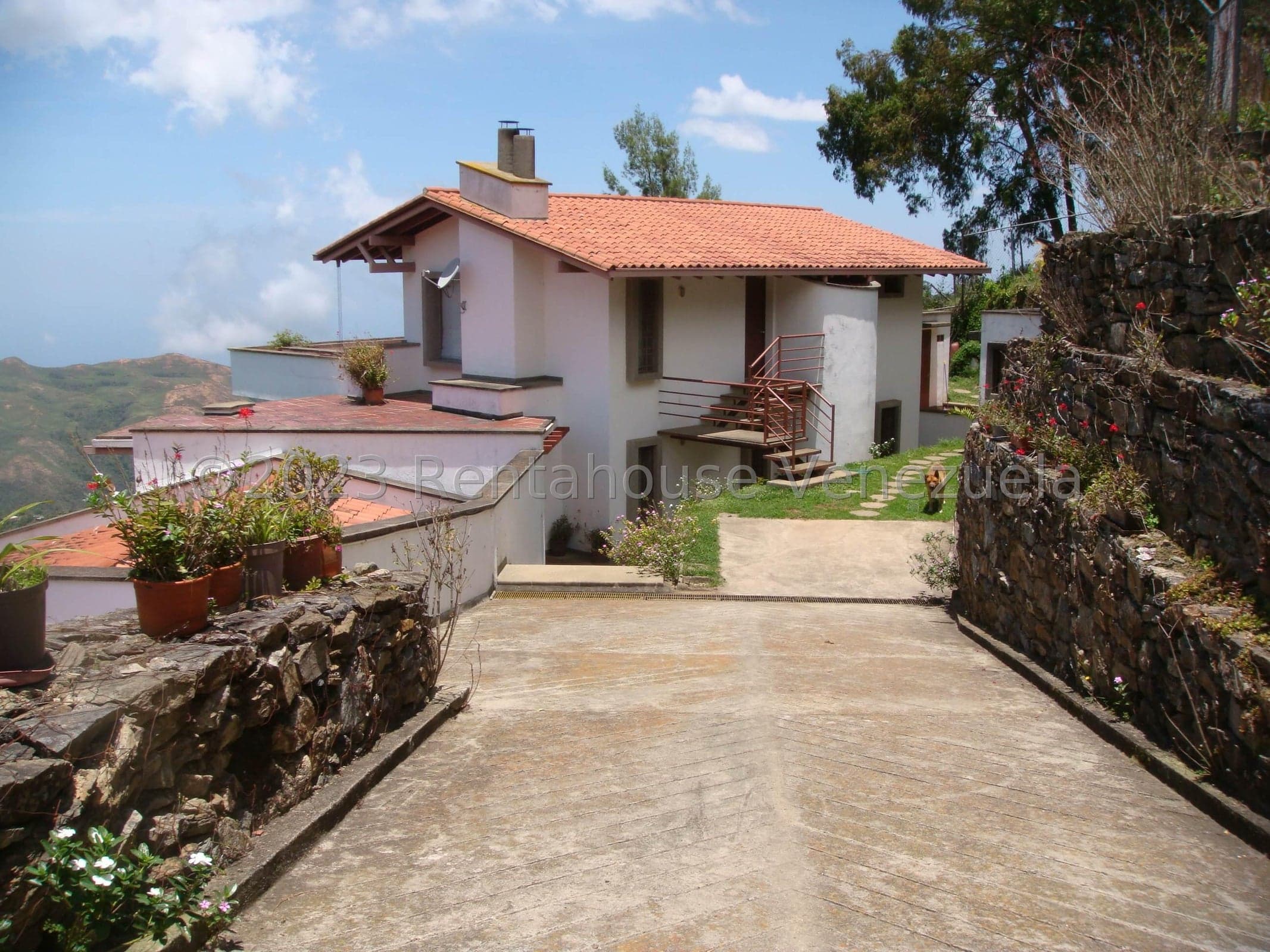 Multi-Level House for Sale in El Junko Country Club, Vargas