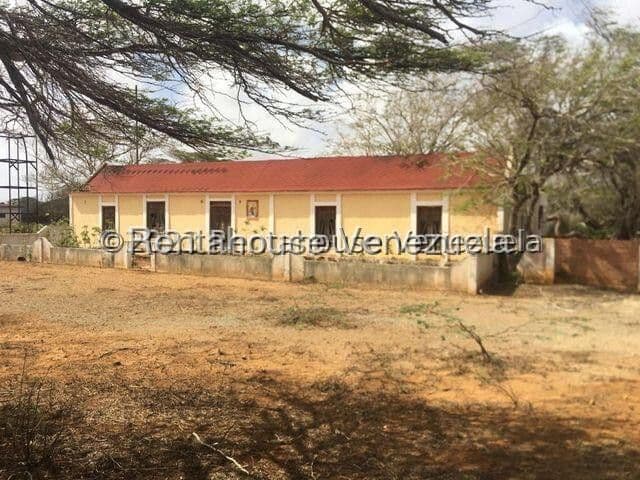 Single-Story Country House for Sale in Buena Vista, Falcon