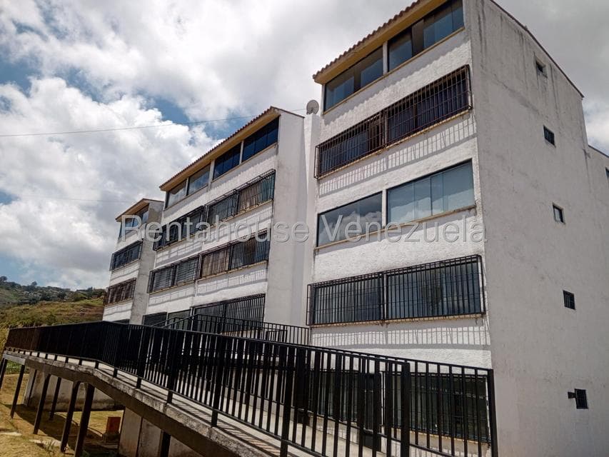 One-Level Apartment for Sale in Solar de la Quinta, Miranda