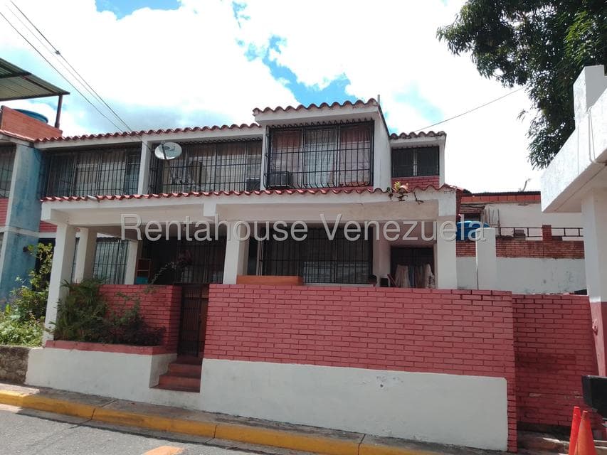 Single-Story Home for Sale in La Rosa, Miranda