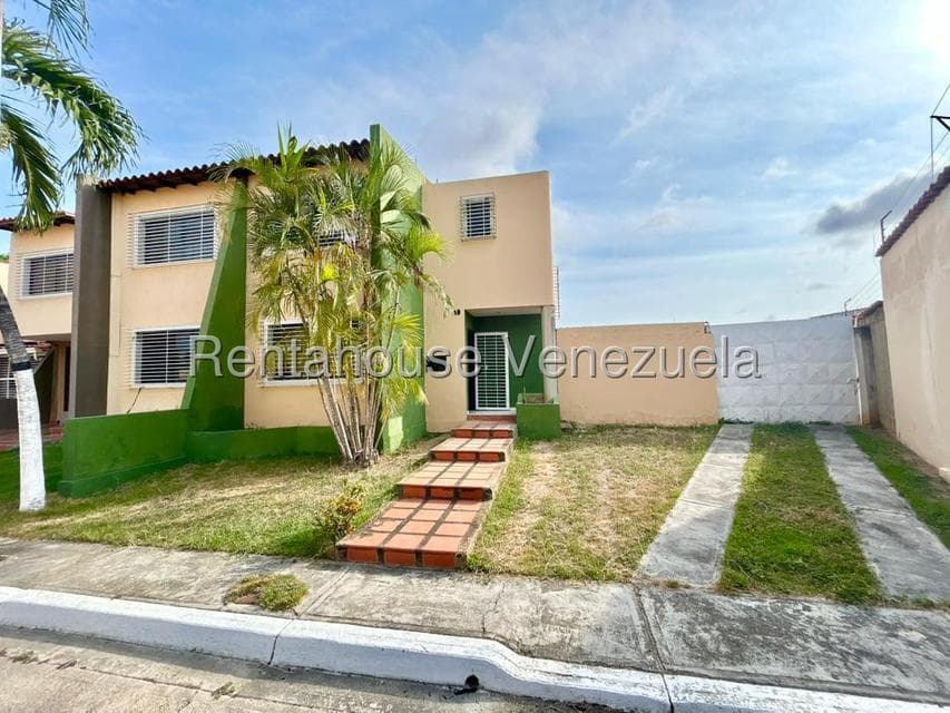 Duplex Townhouse for Sale on Intercomunal Avenue, Lara