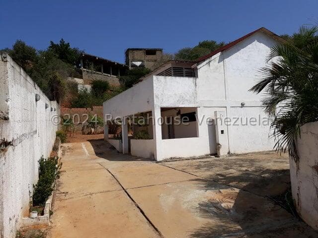 Two Townhouses on a Large Lot in Puerto Piritu, Anzoategui