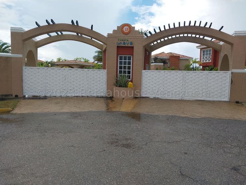 Townhouse (Duplex) for Sale in Puerto Encantado, Miranda