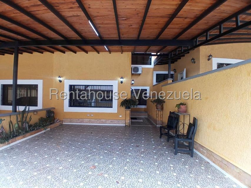 Two-Story Townhouse for Sale on Avenida Los Proceres, Merida