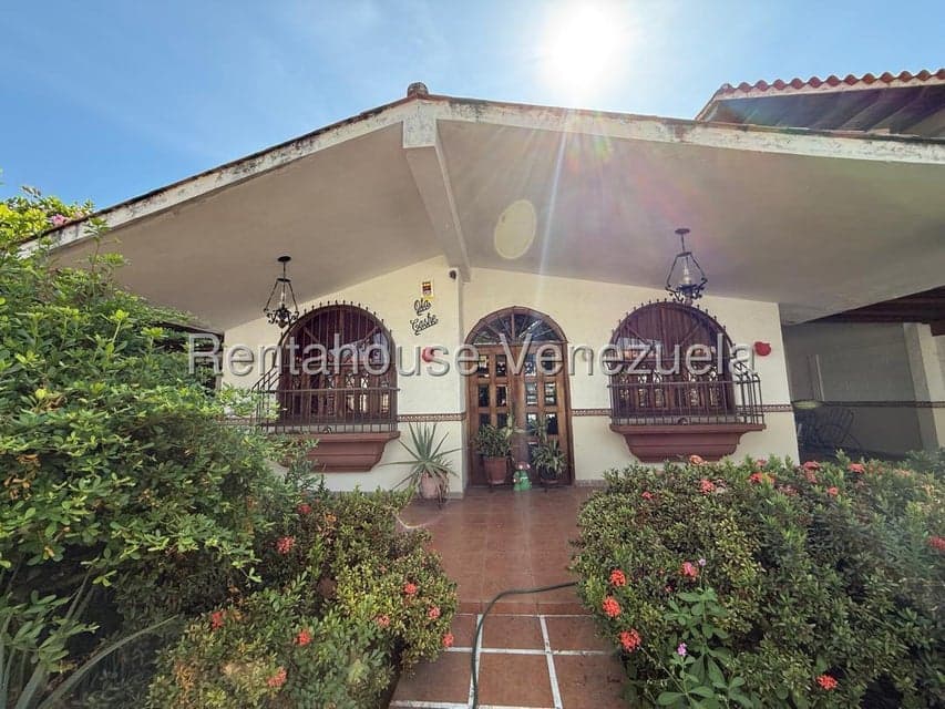 Two-Story Duplex for Sale in Los Overos, Aragua