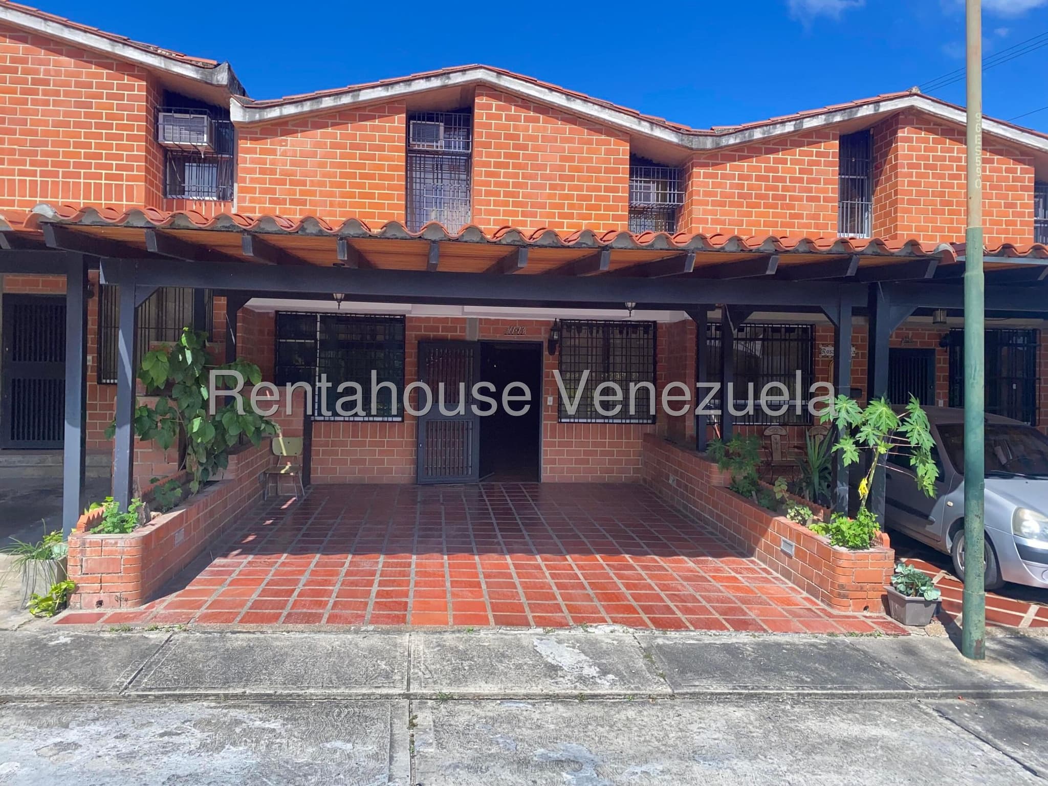Two-Story Townhouse for Sale in Nueva Casarapa, Miranda