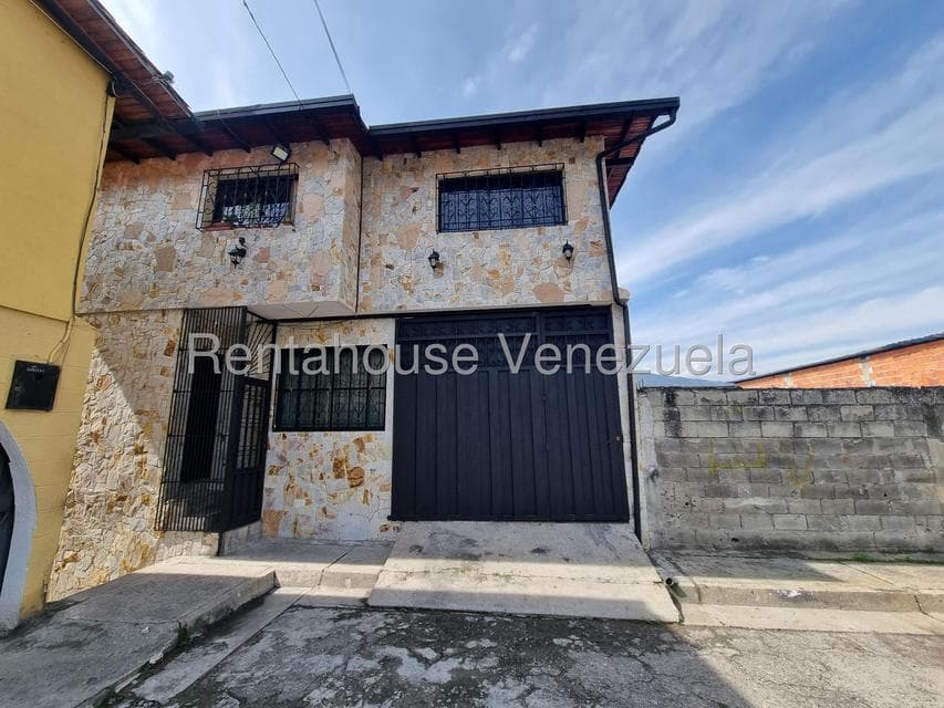 Multi-Level House for Sale in Los Curos Urbanization, Merida