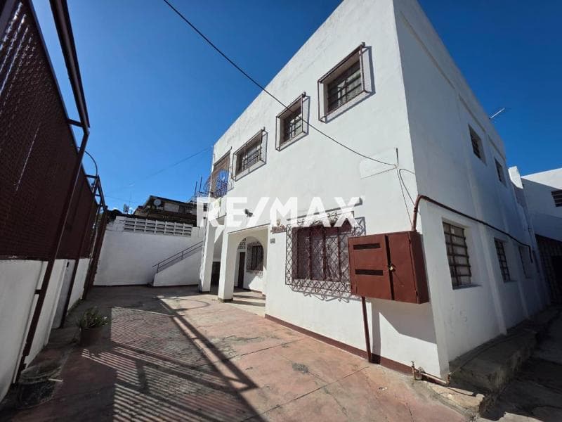 Casa con Zonificación Comercial, Urb Los Rosales, Parroquia Santa Rosalia