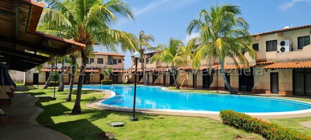 Townhouse (Duplex) en Venta en Via Curiepe, Miranda