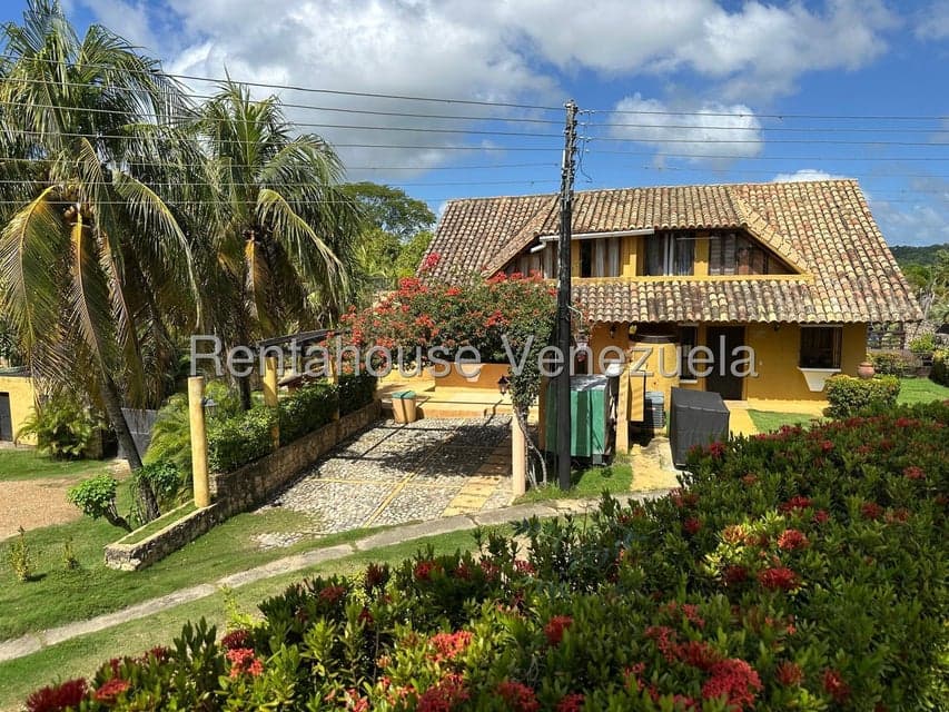 Single-Story Townhouse for Sale in Tucacas, Falcón