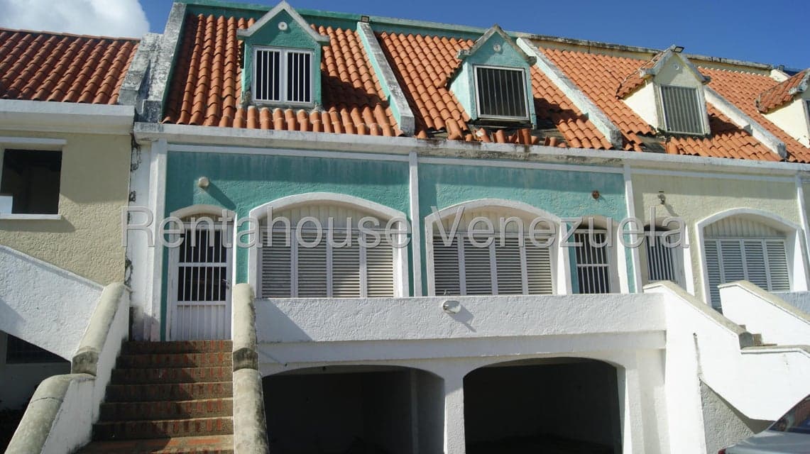 Multi-Level Townhouse for Sale in Los Canales de Rio Chico, Miranda