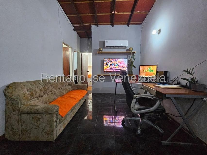 Single-Story Home for Sale in Central Falcón