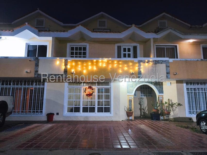 Multi-Level Townhouse for Sale on Avenida Milagro Norte, Zulia