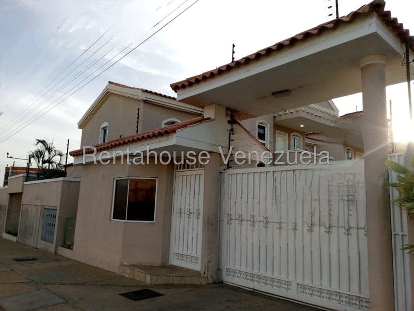 Single-Story Townhouse for Sale on Avenida Milagro Norte, Zulia