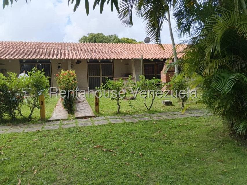 One-Level Townhouse for Sale in Palm Beach, Miranda