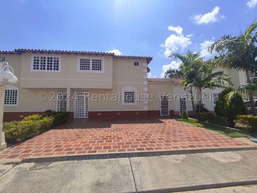 Remodeled Townhouse in Villas de Buenaventura, Guatire, Miranda