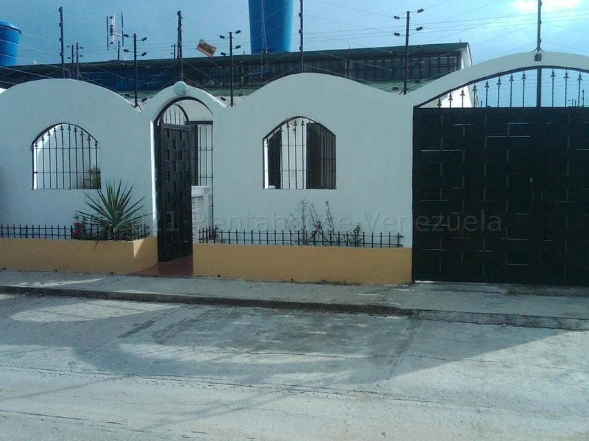 Single-Story Home for Sale in Vivienda de Salamanca, Miranda