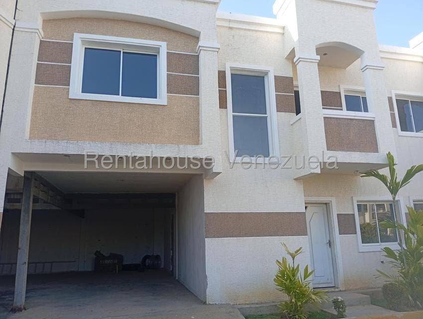 Townhouse (Duplex) en Venta en Avenida 34, Zulia