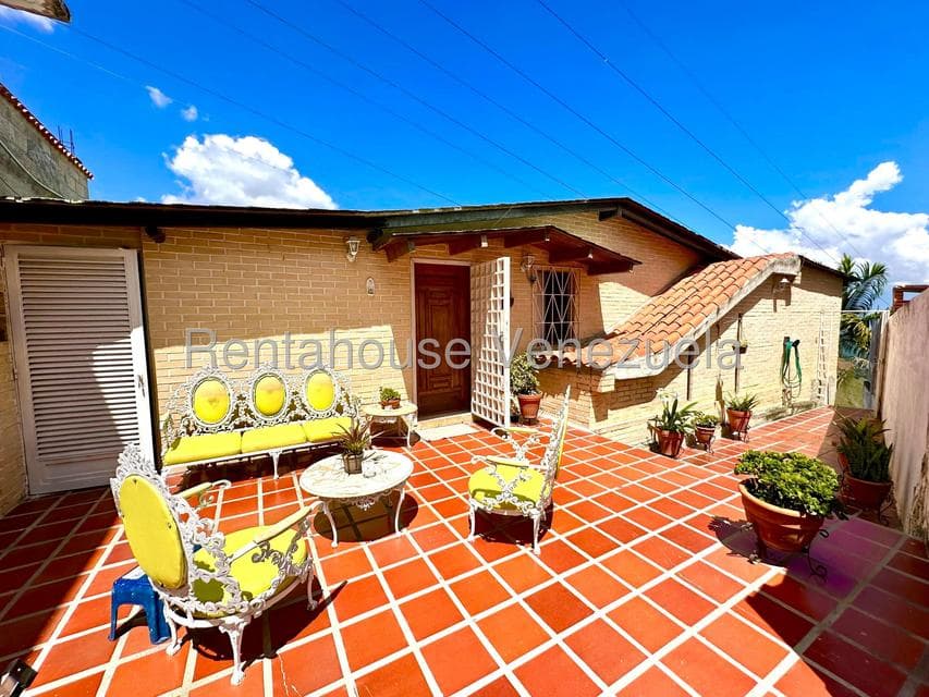 Multi-Level Home for Sale in La Peña, Miranda