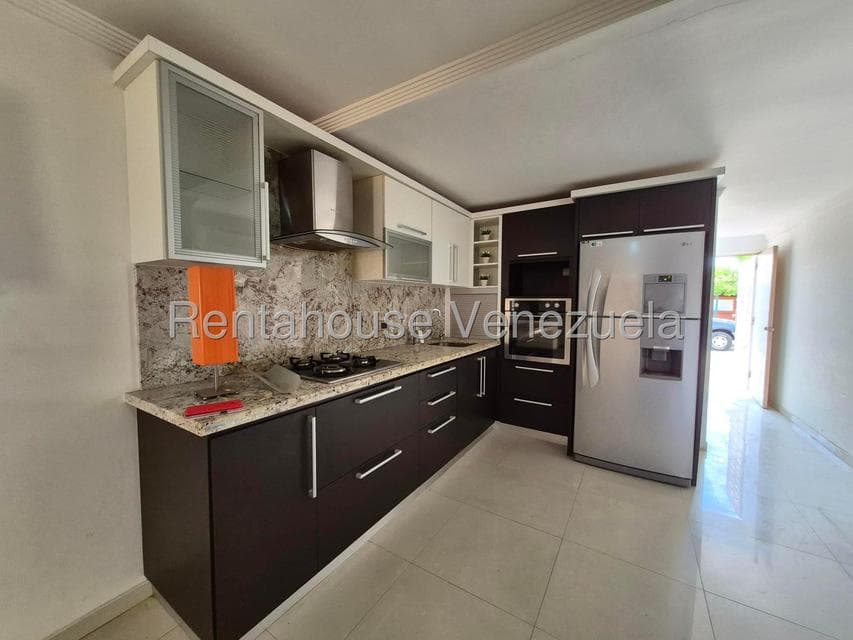 Townhouse (Duplex) for Sale in Camino de la Lagunita, Zulia