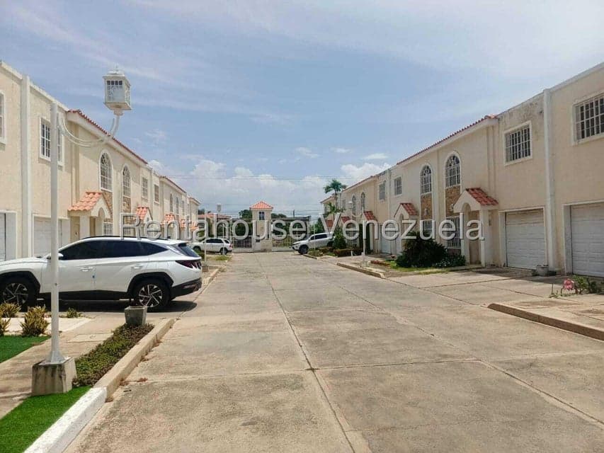 Single-Story Townhouse for Sale on Zulia Street, Zulia