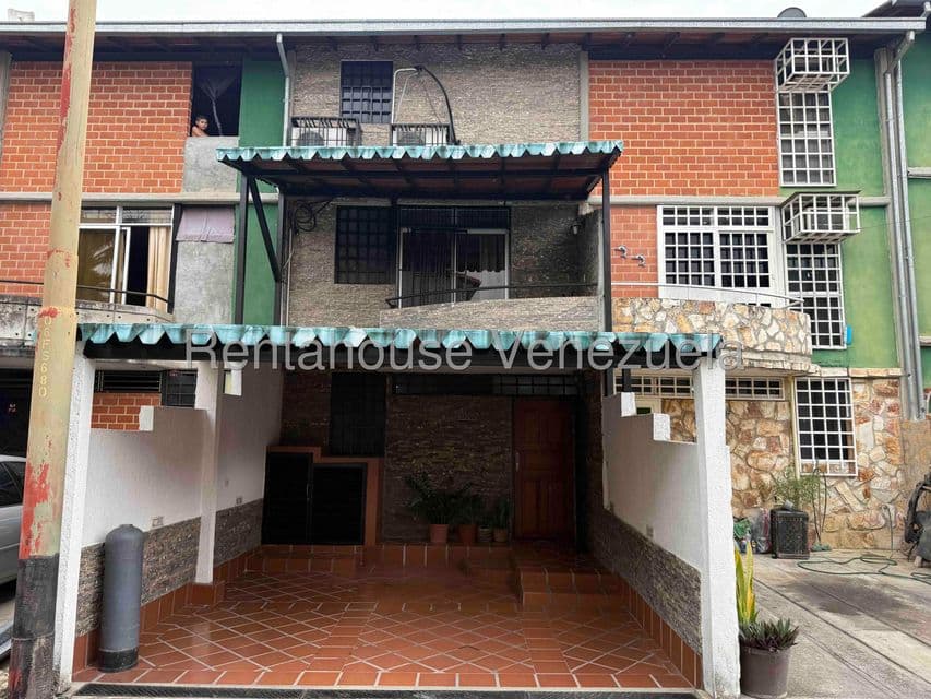 Multi-Level Townhouse for Sale in Nueva Casarapa, Miranda