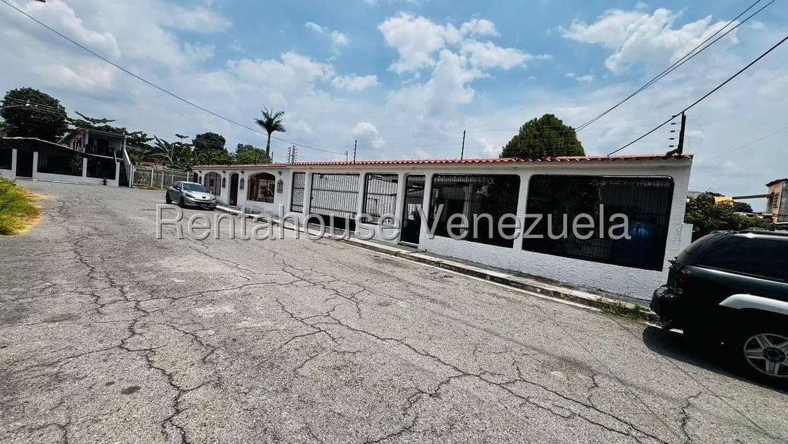 Single-Story Home for Sale in Los Samanes, Aragua