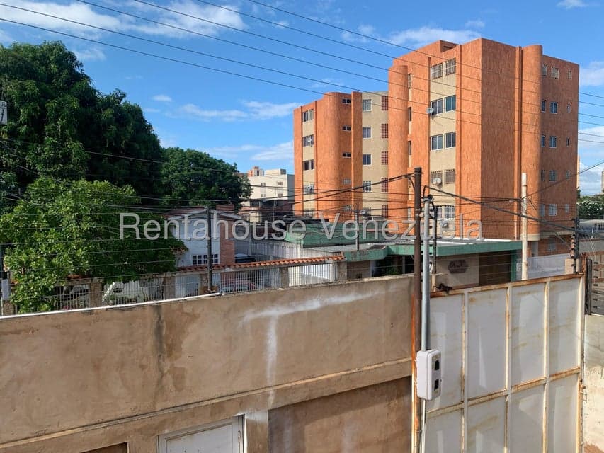 Multi-Level House with Warehouse for Sale in Santa Maria, Zulia