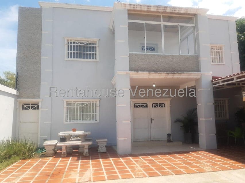 Multi-Level House for Sale in R-10, Zulia