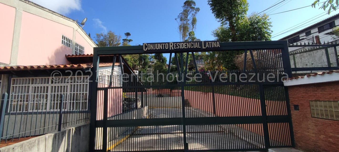 Townhouse (Duplex) for Sale in Los Salias, Miranda