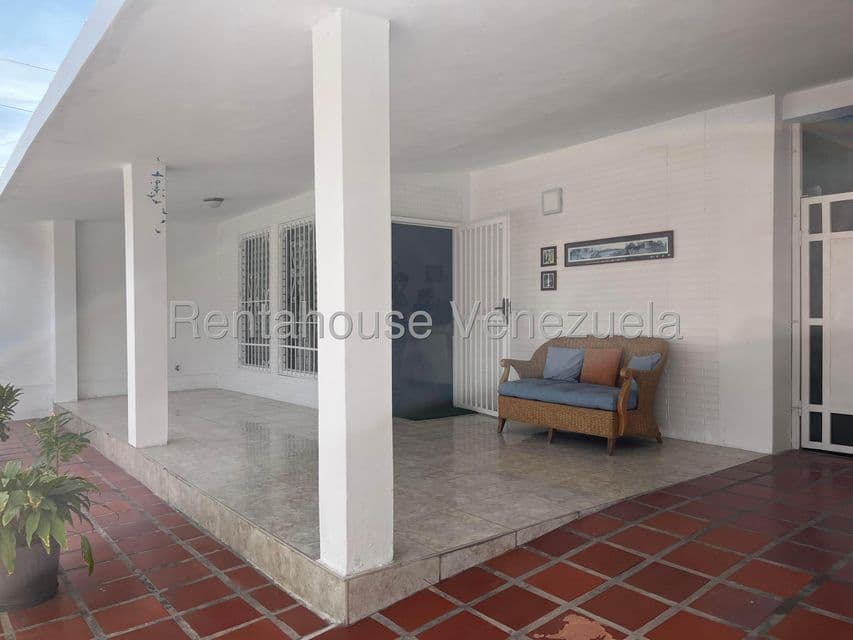 Single-Story Home for Sale in Palo Negro Residential Complex, Aragua