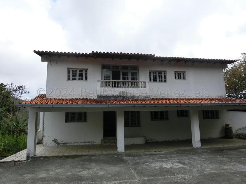 Multi-Level Home for Sale in El Amarillo, Miranda