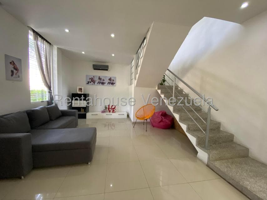 Single-Story Home for Sale in Falcon Crest, Guarico