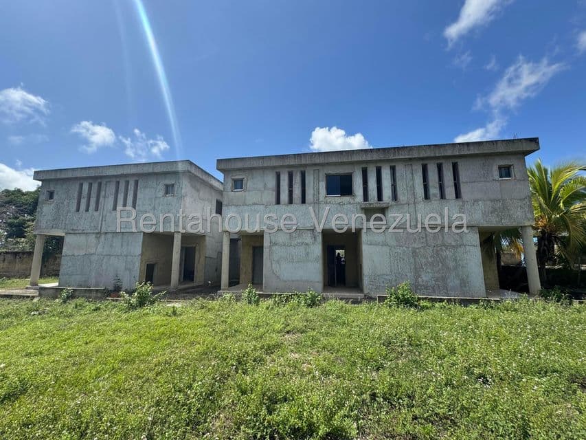 Townhouse Duplex for Sale in Carenero, Miranda