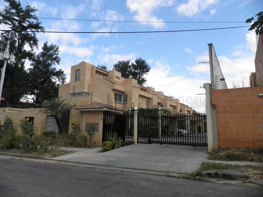 Multi-Level Townhouse for Sale in Trigal Norte, Carabobo
