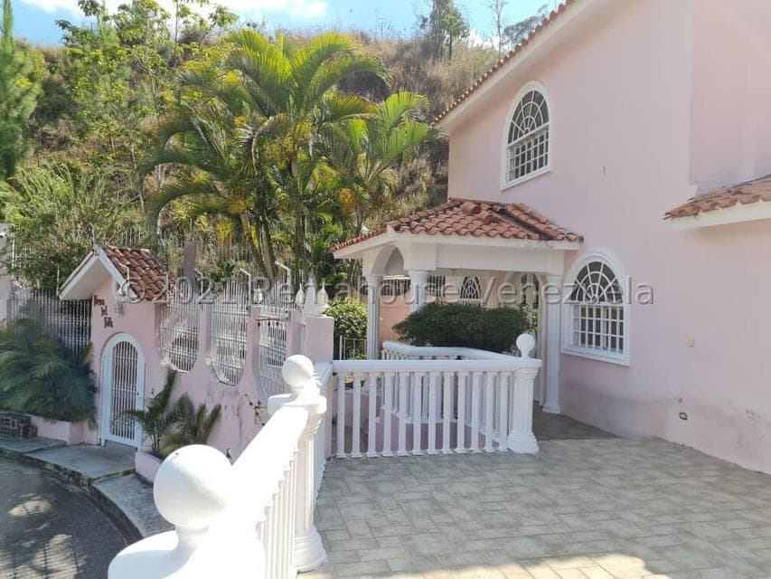 Multi-Level House for Sale in Mirador Panamericano, Miranda