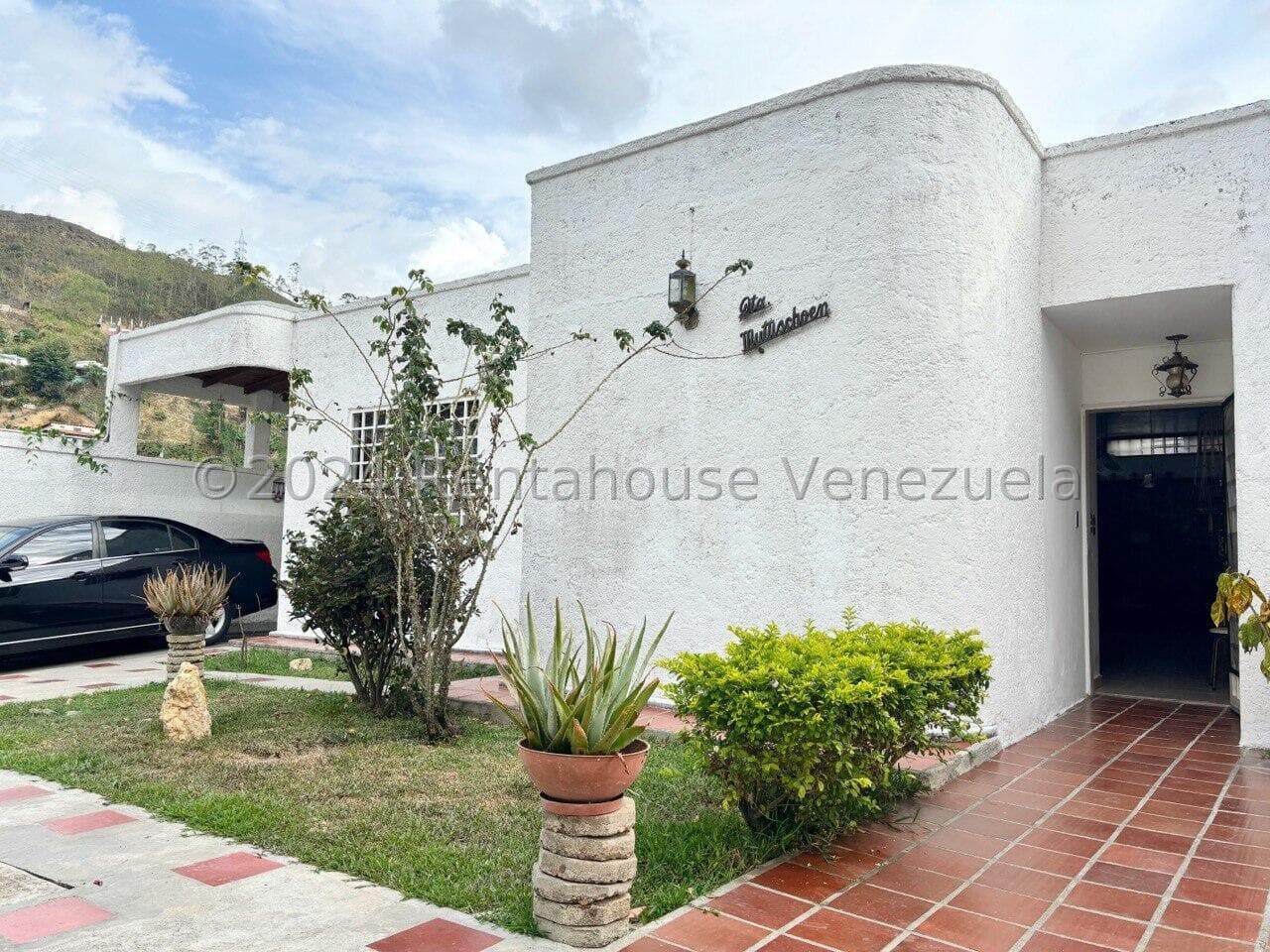 Single-Story Multi-Family Home for Sale in Colinas de Carrizal, Miranda