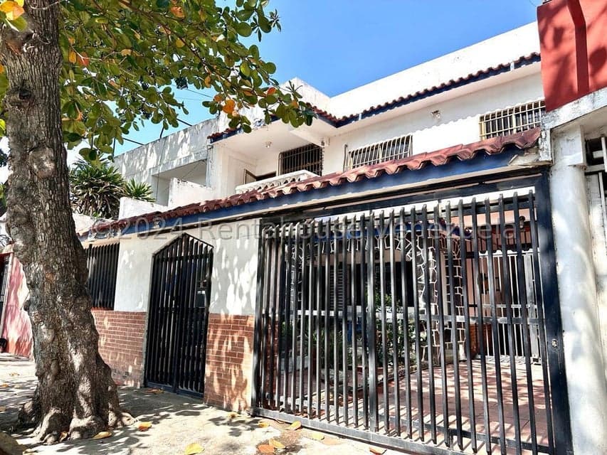 Multi-Level Home for Sale in La Atlantida, Vargas