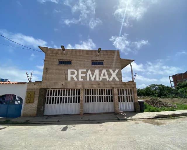 ¡GRAN OPORTUNIDAD COMERCIAL! EN VENTA CASA CON 430M² CON 8 HABITACIONES TIPO ESTUDIO, GALPÓN REFORZADO Y EXCELENTE UBICACIÓN RESIDENCIAL CERCA DEL MAR. ¡HAZ CRECER TU NEGOCIO HOY!