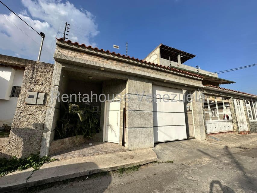 Townhouse (Duplex) for Sale on Avenida Aragua, Aragua