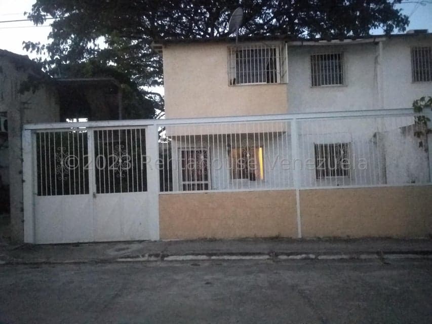 Townhouse (Duplex) en Venta en Virgen de Betania 4, Miranda