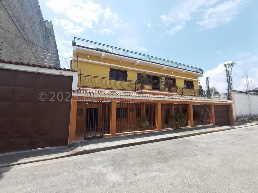 Multi-Level Home for Sale in Downtown, Aragua