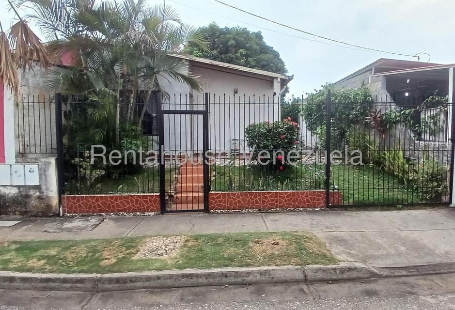 Single-Story Home for Sale in Prados del Sol, Portuguesa