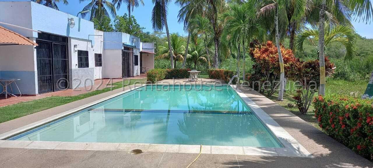 Single-Story Townhouse for Sale in Tacarigua, Miranda